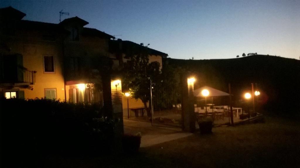 ネヴィーリエ La Terrazza Del Barbaresco Bed & Breakfast エクステリア 写真