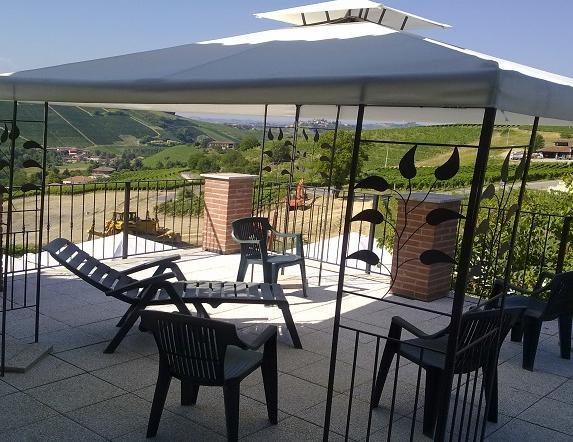 ネヴィーリエ La Terrazza Del Barbaresco Bed & Breakfast エクステリア 写真
