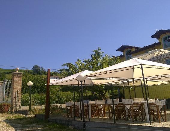 ネヴィーリエ La Terrazza Del Barbaresco Bed & Breakfast エクステリア 写真