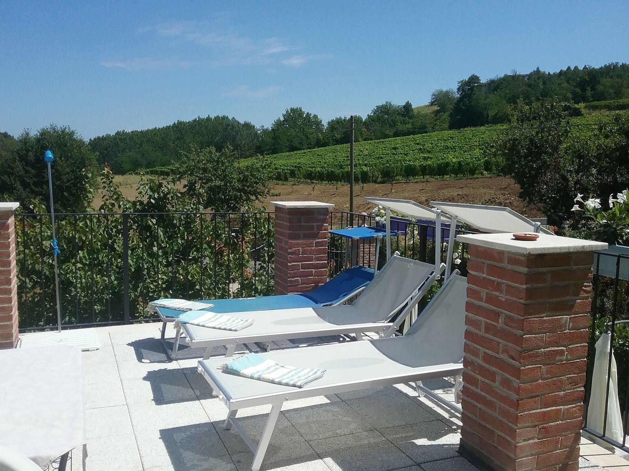 ネヴィーリエ La Terrazza Del Barbaresco Bed & Breakfast エクステリア 写真