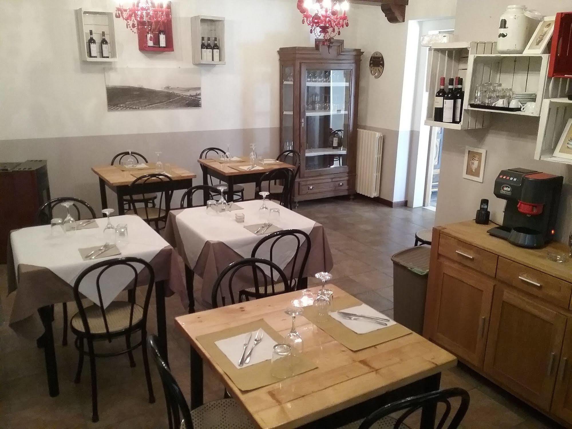 ネヴィーリエ La Terrazza Del Barbaresco Bed & Breakfast エクステリア 写真